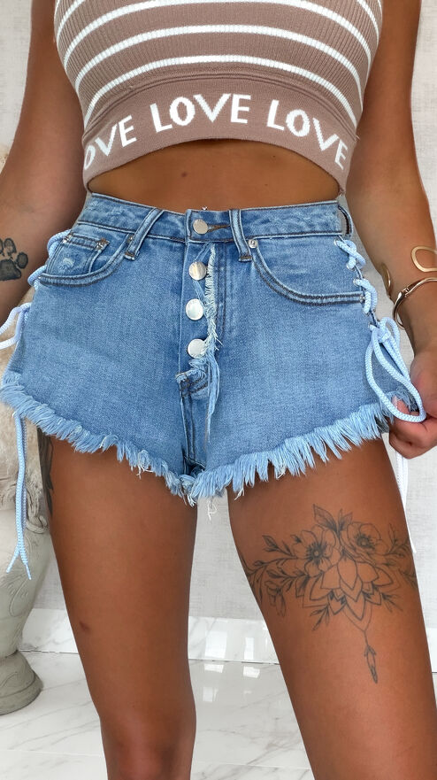 Krótkie letnie szorty jeansowe z ozdobnym wiązaniem BLUE JEANS - S182
