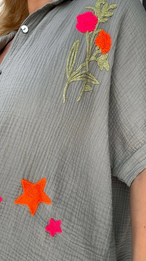 Szara koszula z muślinu w kolorowe hafty 100% bawełna - P881A