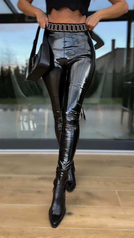 Czarne spodnie legginsy LATEX z gumowym pasem - M442