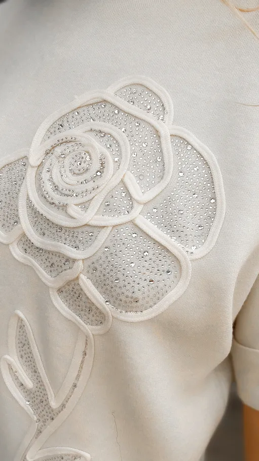 Sweter półgolf w kolorze ECRU z różą - R178