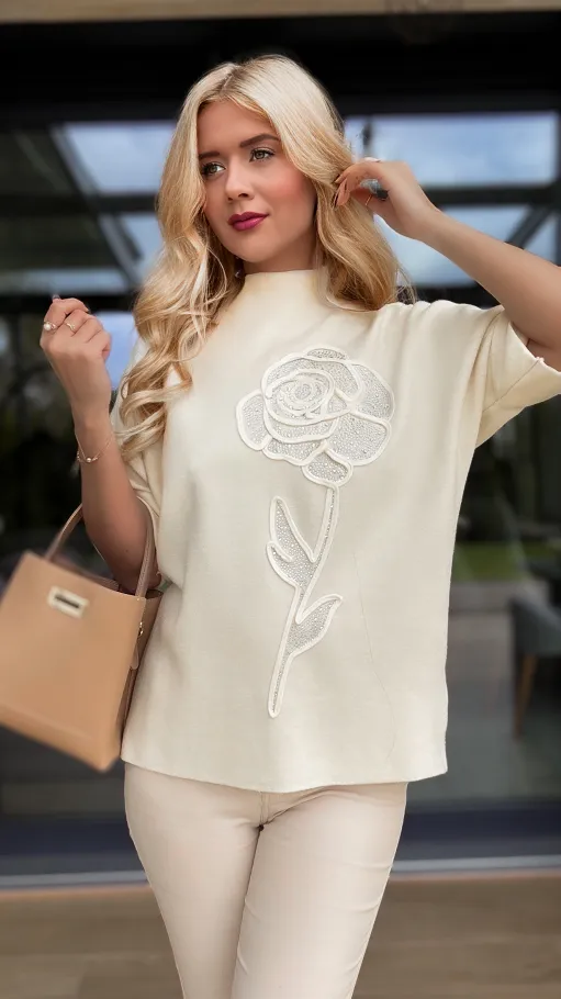 Sweter półgolf w kolorze ECRU z różą - R178