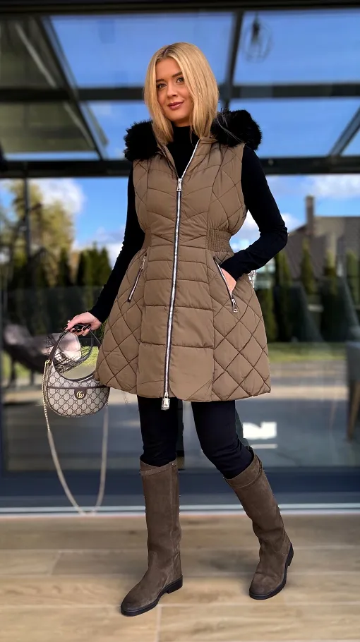 Pikowana rozkloszowana kamizelka z kapturem DARK CAMEL - R229A