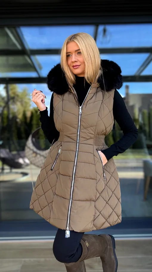 Pikowana rozkloszowana kamizelka z kapturem DARK CAMEL - R229A