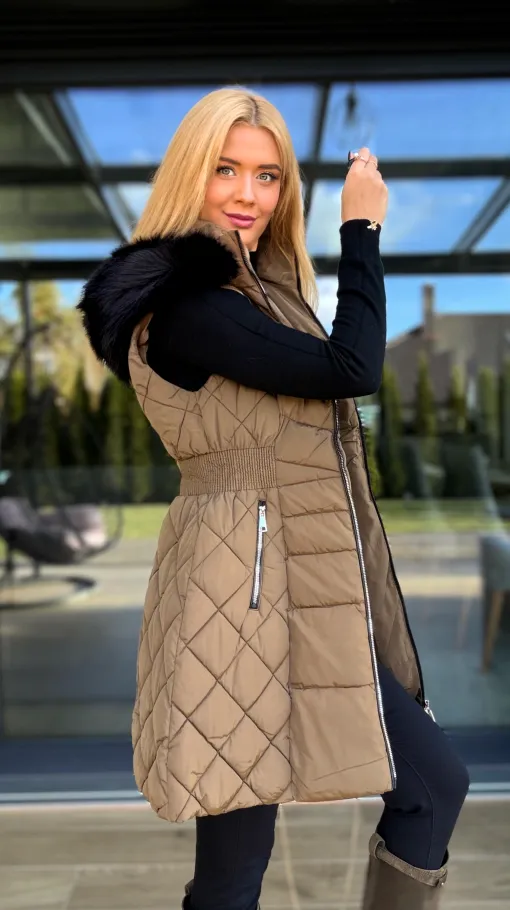 Pikowana rozkloszowana kamizelka z kapturem DARK CAMEL - R229A