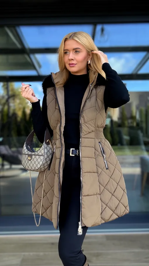 Pikowana rozkloszowana kamizelka z kapturem DARK CAMEL - R229A