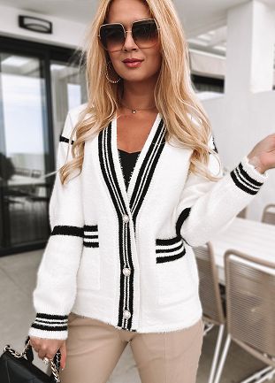 Elegancki biały sweter z guzikami i czarnymi dodatkami - L647