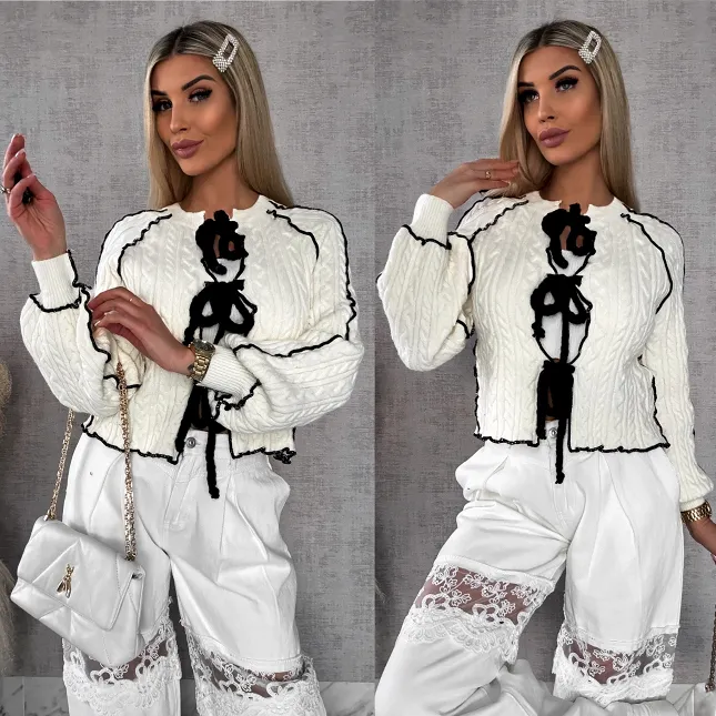 Wiosenny wiązany sweter warkocz ECRU z czarnymi dodatkami ONE SIZE - R598