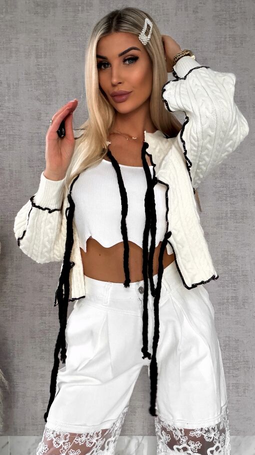 Wiosenny wiązany sweter warkocz ECRU z czarnymi dodatkami ONE SIZE - R598
