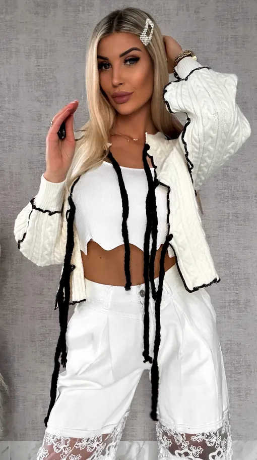 Wiosenny wiązany sweter warkocz ECRU z czarnymi dodatkami ONE SIZE - R598