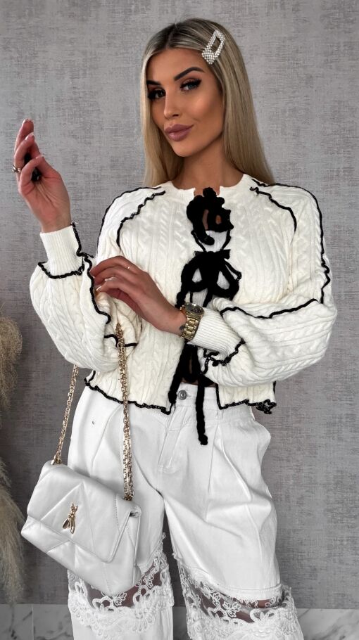 Wiosenny wiązany sweter warkocz ECRU z czarnymi dodatkami ONE SIZE - R598