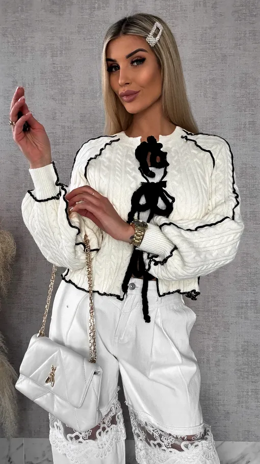 Wiosenny wiązany sweter warkocz ECRU z czarnymi dodatkami ONE SIZE - R598