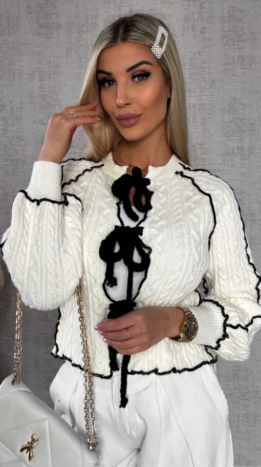 Wiosenny wiązany sweter warkocz ECRU z czarnymi dodatkami ONE SIZE - R598