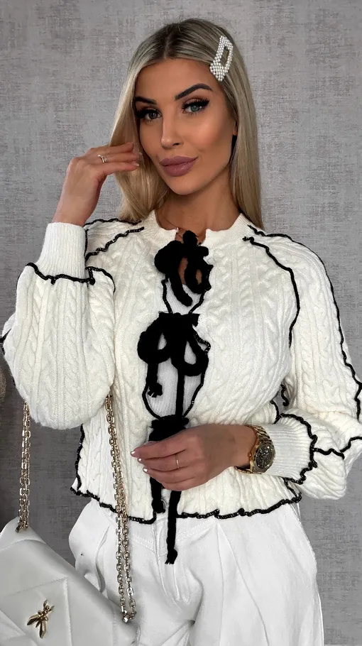 Wiosenny wiązany sweter warkocz ECRU z czarnymi dodatkami ONE SIZE - R598