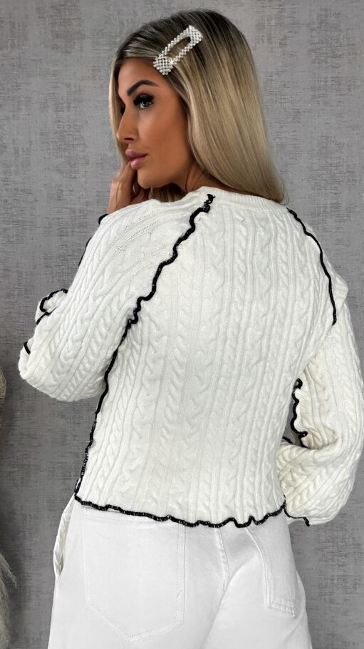 Wiosenny wiązany sweter warkocz ECRU z czarnymi dodatkami ONE SIZE - R598
