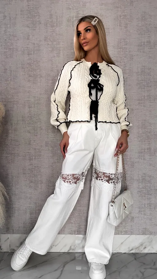 Wiosenny wiązany sweter warkocz ECRU z czarnymi dodatkami ONE SIZE - R598