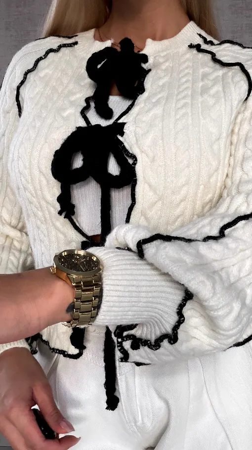 Wiosenny wiązany sweter warkocz ECRU z czarnymi dodatkami ONE SIZE - R598
