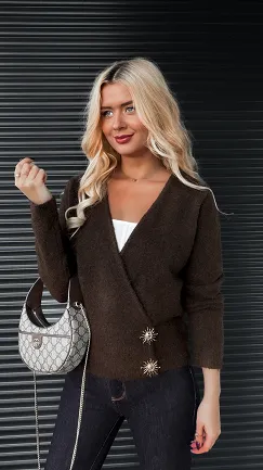 Stylowy sweter z kopertowym dekoltem BRĄZOWY - R174