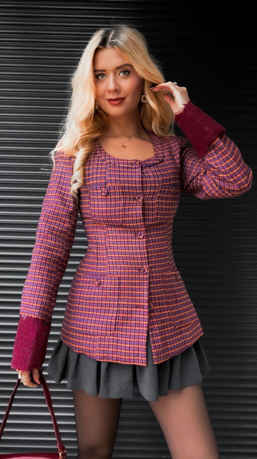 Modna marynarka w kratkę z koronkowymi rękawami WEŁNIANA - R387