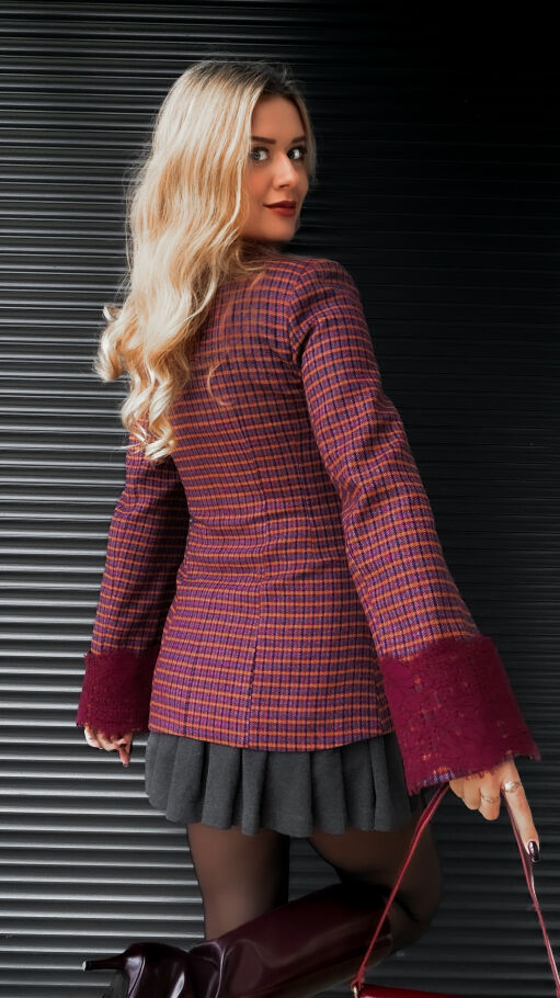 Modna marynarka w kratkę z koronkowymi rękawami WEŁNIANA - R387