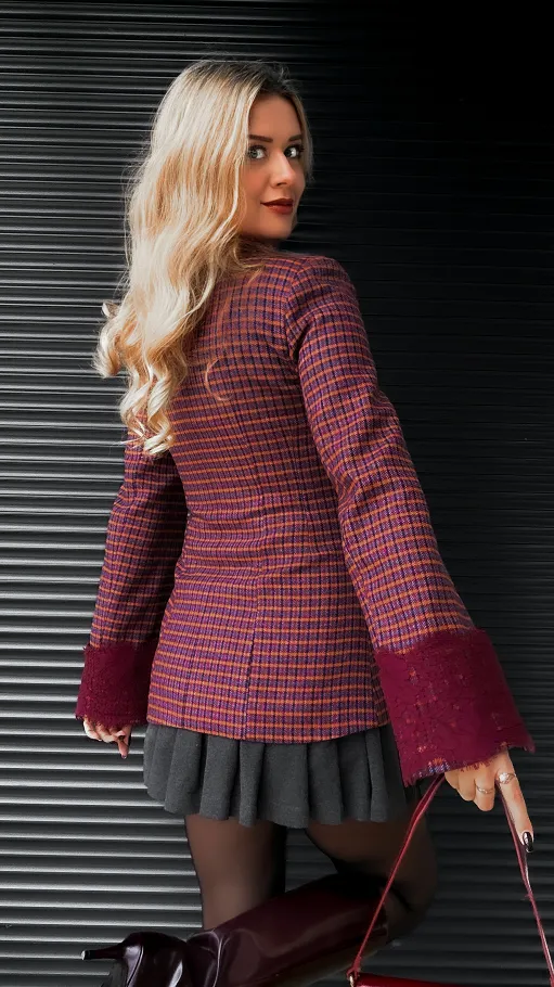 Modna marynarka w kratkę z koronkowymi rękawami WEŁNIANA - R387