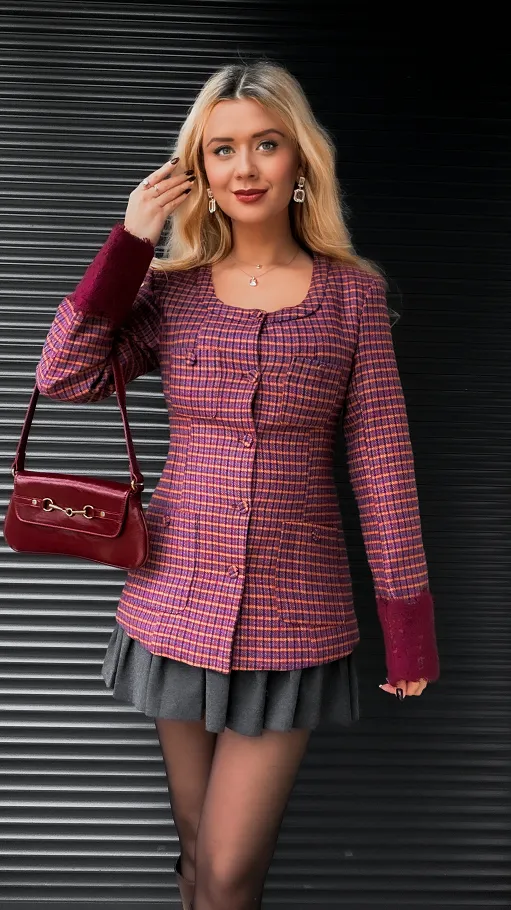 Modna marynarka w kratkę z koronkowymi rękawami WEŁNIANA - R387