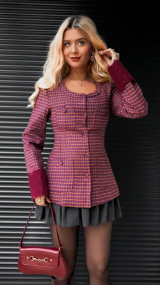Modna marynarka w kratkę z koronkowymi rękawami WEŁNIANA - R387