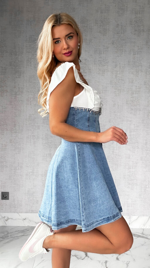 Oryginalna jeansowa sukienka z białym dekoltem i cyrkoniami - R963