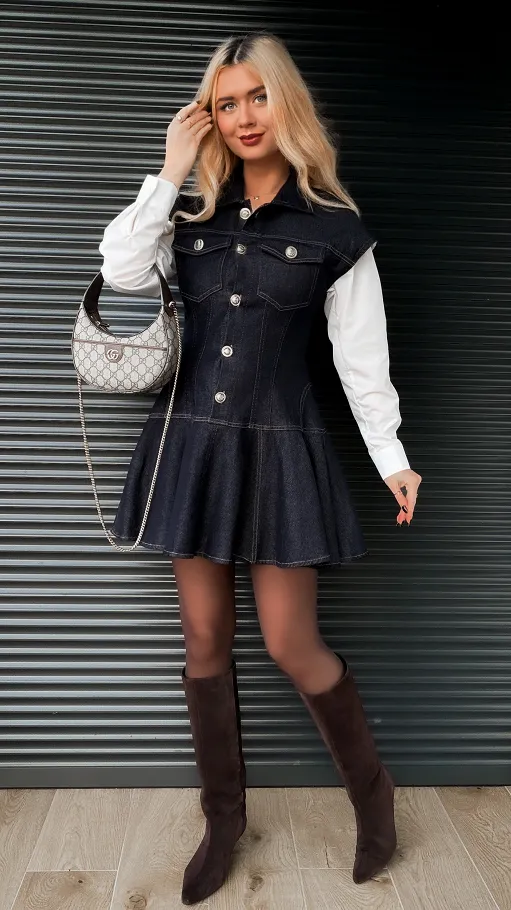 Jeansowa sukienka zapinana na złote guziki GRANATOWA - R353