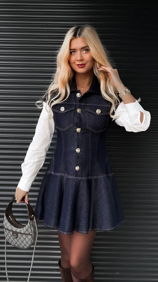 Jeansowa sukienka zapinana na złote guziki GRANATOWA - R353