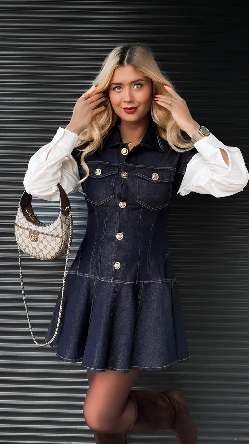 Jeansowa sukienka zapinana na złote guziki GRANATOWA - R353