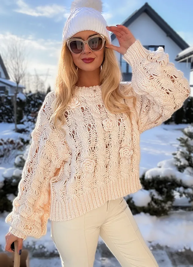 Ekskluzywny ażurowy sweter z modnymi rękawami ECRU - M458