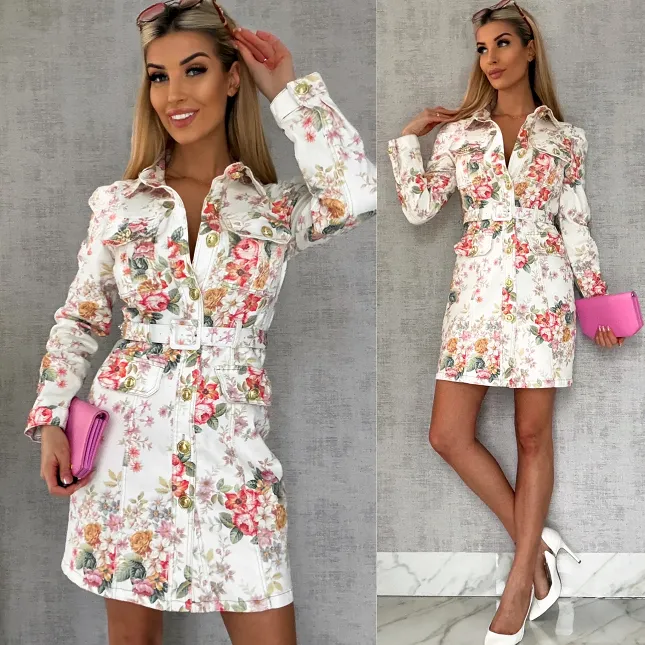 Elastyczna jeansowa sukienka w kolorowe kwiaty WHITE JEANS - R628A