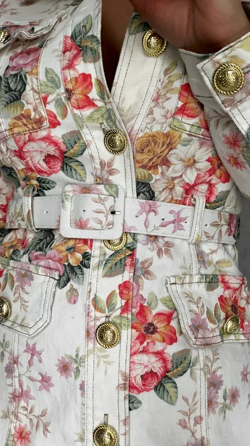 Elastyczna jeansowa sukienka w kolorowe kwiaty WHITE JEANS - R628A