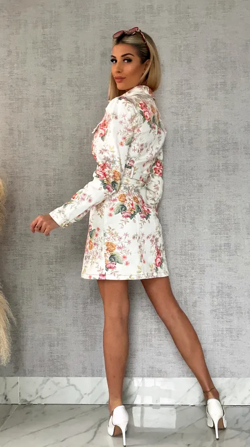 Elastyczna jeansowa sukienka w kolorowe kwiaty WHITE JEANS - R628A