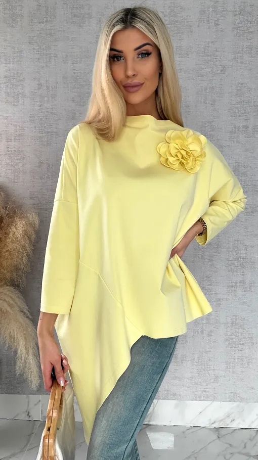Asymetryczna pastelowa bluzka z broszką ONE SIZE żółta - R448