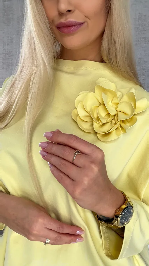 Asymetryczna pastelowa bluzka z broszką ONE SIZE żółta - R448