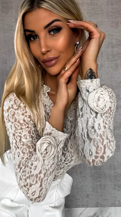 Beżowa bluzka z koronki z różami na rękawach ONE SIZE - R558