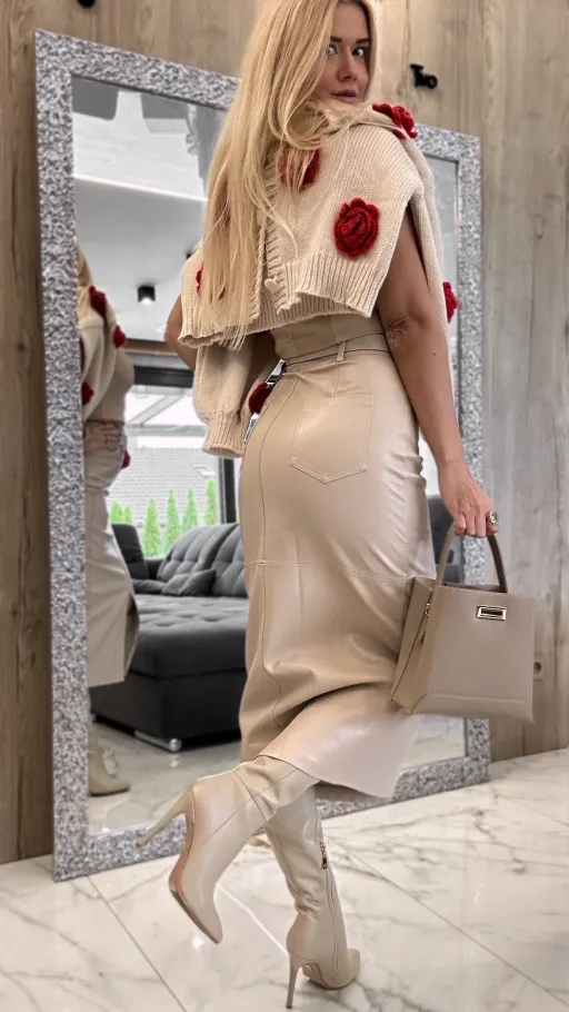 Modowa beżowa spódnica z EKO skóry z paskiem - P191A