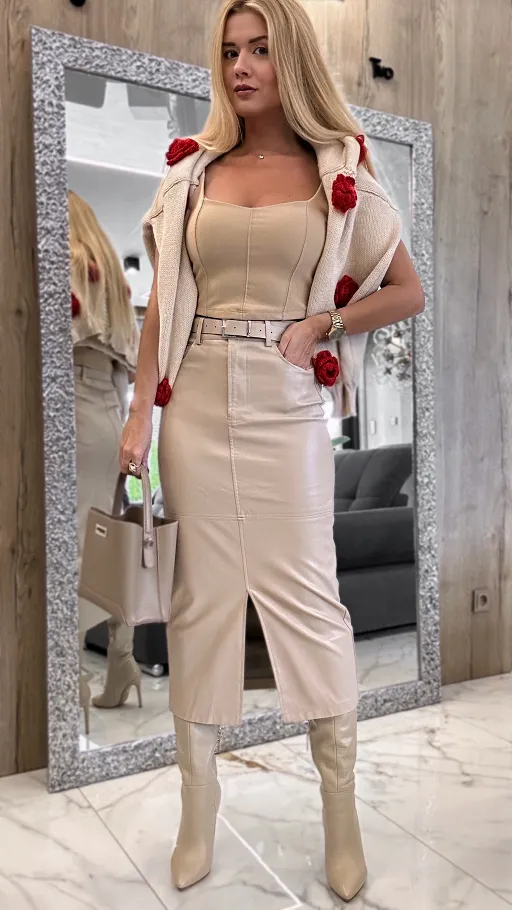 Modowa beżowa spódnica z EKO skóry z paskiem - P191A