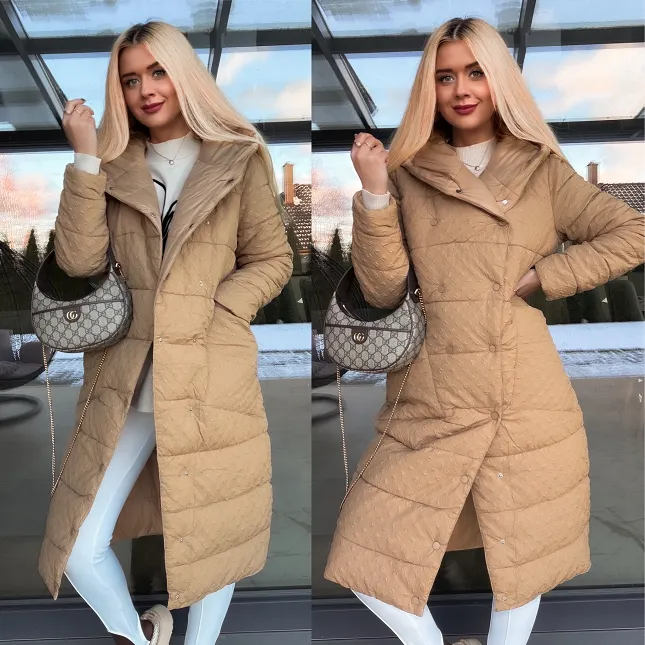 Kurtka w stylu płaszcza z tłoczonym wzorem BEŻOWA - R204