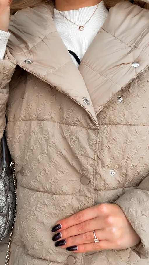 Kurtka w stylu płaszcza z tłoczonym wzorem BEŻOWA - R204