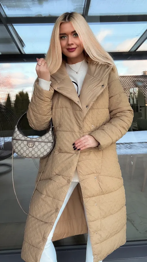 Kurtka w stylu płaszcza z tłoczonym wzorem BEŻOWA - R204