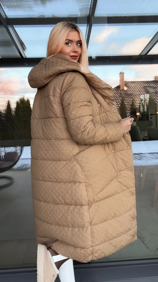 Kurtka w stylu płaszcza z tłoczonym wzorem BEŻOWA - R204