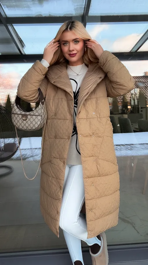 Kurtka w stylu płaszcza z tłoczonym wzorem BEŻOWA - R204