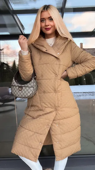 Kurtka w stylu płaszcza z tłoczonym wzorem BEŻOWA - R204