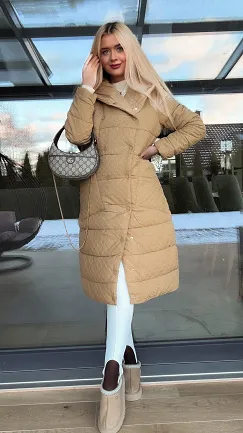 Kurtka w stylu płaszcza z tłoczonym wzorem BEŻOWA - R204