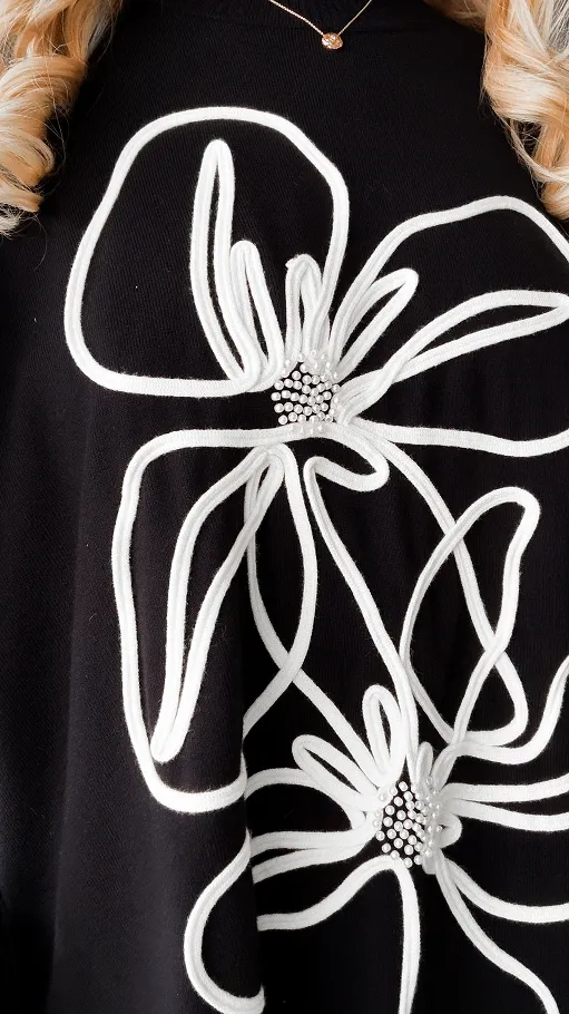 Sweter tunika z półgolfem i artystycznym kwiatem ONE SIZE czarny - R332B