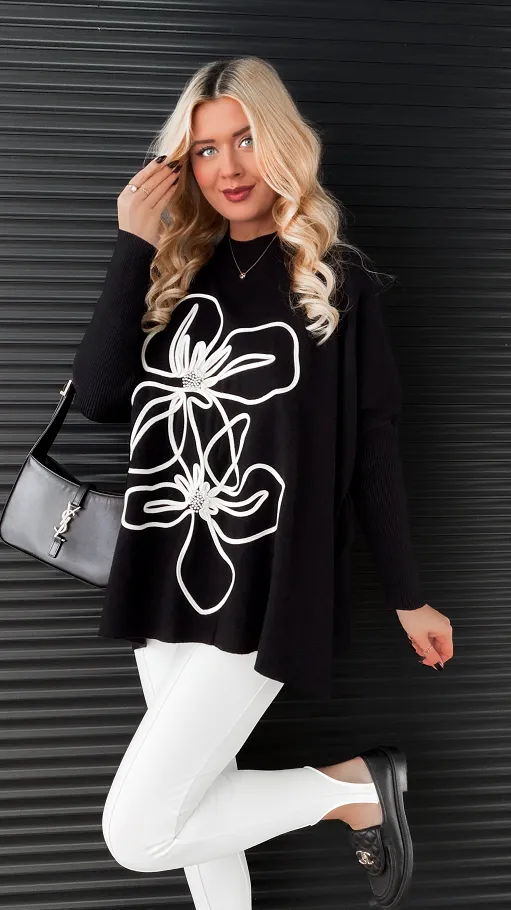 Sweter tunika z półgolfem i artystycznym kwiatem ONE SIZE czarny - R332B