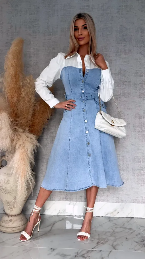 Elastyczna sukienka jeansowa MIDI z modną białą wstawką BLUE JEANS  - R737