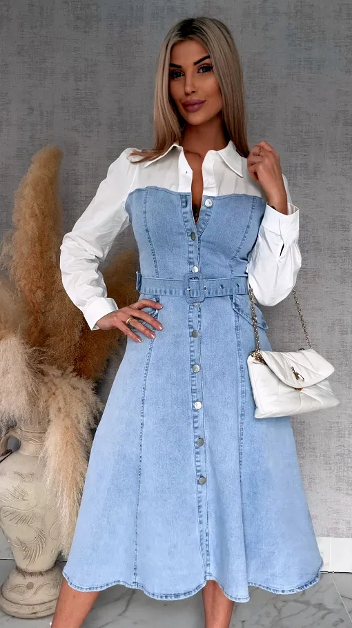Elastyczna sukienka jeansowa MIDI z modną białą wstawką BLUE JEANS  - R737